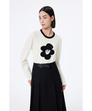 Verspielter Jacquard-Strick mit Farbblockierung für trendigen Urban Chic. Der bequeme Rundhalsausschnitt passt sich der Halsposition an, klassisch und tragbar. Der gesamte Körper ist schlicht und großzügig, ohne die Zartheit und Sanftheit zu verlieren. Der taillierte Saum betont die Taille für eine schlanke und große Proportion.