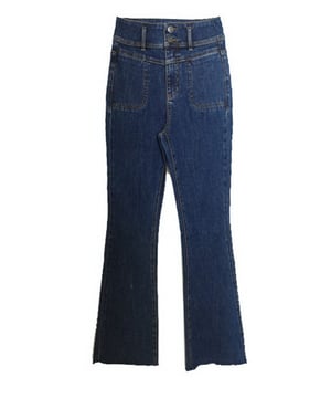 Los elegantes jeans acampanados de inspiración retro moldean y estilizan la figura con facilidad. Sus líneas naturales crean un efecto visual de piernas largas, creando un look urbano y fresco. El corte es favorecedor, alargando el torso y realzando las proporciones de las piernas sin complicaciones, ofreciendo la combinación perfecta de estilo y comodidad.