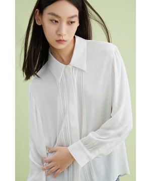 Dieses elegante Hemd zaubert mühelos einen schicken Look, wobei die zarten Heftnähte auf der Brust für raffinierte Details sorgen. Die vielseitigen und zeitlosen Grau- und Weißtöne machen es zu einem absoluten Must-have. Das Seidenmischgewebe fühlt sich glatt und weich an und strahlt hochwertige Handwerkskunst aus.