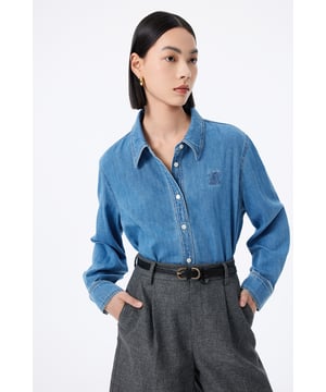 Una camisa vaquera de lana con un toque vintage que te ayuda a lucir elegante en la calle. Una prenda vibrante e informal con un cuello camisero que rompe con la monotonía del denim, un espacio de trabajo más seco.