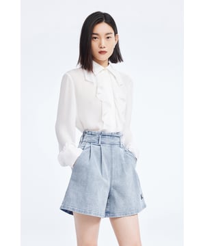 Dieses atmungsaktive Chiffonhemd fühlt sich seidig an und ist pflegeleicht, ohne an Struktur zu verlieren. Romantisches und feminines Lotusblatt-Kragendesign, retro und elegant. Die saubere Schnittführung ist mit einer lockeren Passform gepaart, die sich sehr gut an die Körperform anpasst.