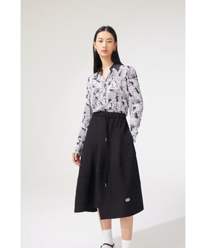 Moderedaktionelles Charakterbild-Themenillustrations-Ganzkörper-Print-Shirt. Patchwork-Lederkragen, cool und schick, zeigt Haltung. Dieses Modell verwendet bedruckten Stoff mit simuliertem Seideneffekt. Nicht nur weich und formschön, hat eine visuelle Textur, ist waschbar und knitterarm.