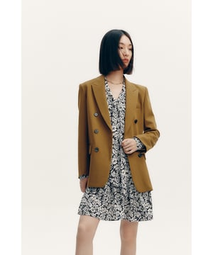 El traje clásico tiene una estética informal, con líneas completas, tridimensionales y suaves. Confección delicada, simple y elegante, con doble botonadura y textura contrastante, un adorno delicado y elegante para el otoño.