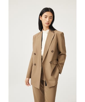 Dieser Stil besteht aus einer Mischung aus Wolle und feinen Denier-Polyester und wird durch mehrere exquisite Techniken hergestellt, um ihm ein volleres Aussehen zu verleihen. Die Stoffoberfläche der Konfektionskleidung hat eine strukturierte und klare Textur, die von visuellen Effekten bis hin zum Tragekomfort ein angenehmes Erlebnis bieten kann.
