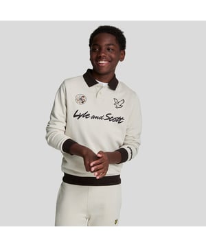 Lyle And Scott Juniors Playmobil Collared Sweatshirt. Het Mid Layers Playmobil Collared Sweatshirt van Lyle and Scott is een veelzijdige aanvulling op elke garderobe en biedt een mix van comfort en stijl met het unieke gekraagde ontwerp.- Klassieke kraag.- Sluiting met twee knopen.- Geribde manchetten en zoom.- Bedrukt logo.- Normale pasvorm. Materiaal: 100% katoen. Ref: MLB2192VW870.