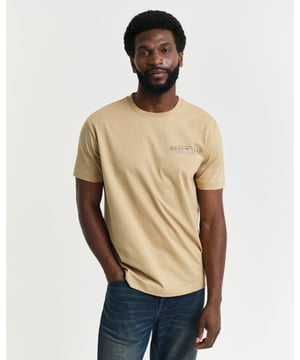  
 This printed T-shirt from GANT has become an iconic wardrobe essential. Crafted from soft cotton-jersey and detailed with a 1949 shield graphic at the chest, it boasts short sleeves and a timeless crew neck with ribbed detailing. This versatile piece effortlessly merges classic style and comfort, making it a must-have addition to any wardrobe.



Regular fit
Crew neck
Ribbed neckline
GANT graphic printed at chest


 100% Cotton 

2044017

 
 