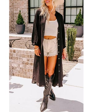 Unsere Styles sind mit einem trendigen, figurbetonten Look entworfen und folgen einem internationalen Größenstandard. Für die beste Passform empfehlen wir, eine Größe größer zu wählen als üblich. Bitte überprüfen Sie unsere Größentabelle, um Ihre perfekte Passform zu finden!  
Fließender schwarzer Kimono mit einer zeitlosen und eleganten Ästhetik  
Müheloses Design mit Knopfleiste für einfache Styling-Möglichkeiten  
Figurschmeichelnde Midi-Länge für einen vielseitigen und schichtigen Look  
3/4-Ärmel für eine stilvolle und bequeme Passform  
Material: 85% Viskose 15% Polyamid