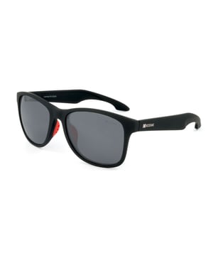 These Kodak men's sunglasses combine a sporty and modern design with vibrant details that make them stand out.

 Shape and design:
 - Kodak sunglasses with a curved square shape.

 Frame Material:
 - The frame of these sports sunglasses is made of polycarbonate, a material known for its impact resistance and lightness.

 Metal temples:
 - The temples are also made of polycarbonate, matching the frame material.

 Brand details:
 - Kodak branding on temples.

 Glasses:
 - Polarized: Yes.
 - Progression: Yes, compatible with progressive lenses.
 - Graduation: Yes, adaptable to your visual needs.
 - 100% UV400 protection.

 The color of the sunglasses lenses may vary slightly from the images due to lighting effects or adjustments in the material finish, but they will always retain their style and quality!
 Measures: Lens height: 43 mm. Lens width: 55 mm. Bridge: 18 mm. Temples: 140 mm.
 Composition: Polycarbonate
 Care:
Use a microfiber cloth to clean the lenses and avoid scratches.