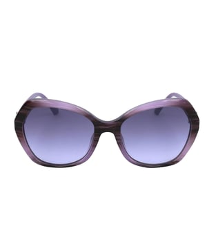 SK0165 geometrische Acetatrahmen Sonnenbrille für Frauen.

Form und Design:
- Diese Sonnenbrille für Damen zeichnet sich durch eine übergroße, eng anliegende geometrische Silhouette aus, die einen femininen und eleganten Stil verkörpert.

Rahmenmaterial:
- Der Rahmen dieser Brille besteht aus Acetat.
- Acetat bietet Stärke, Flexibilität und eine glänzende Oberfläche.

Bügel:
- Die Bügel sind aus Acetat gefertigt, um mit dem Vorderrahmen übereinzustimmen.
- Sie verfügen über ein elegantes, metallisches Blütenmotiv mit eingebettetem Kristall.

Markendetails:
- Markeneingravierung auf den Gläsern und Bügeln.
- Diese Designelemente helfen, das Modell eindeutig als Teil der Swarovski Brillenkollektion zu identifizieren.

Gläser:
- Die Gläser sind von hoher Qualität.
- 100% UV-Schutz.

Enthält das originale Etui, Zertifikate und ein Reinigungstuch.
Maße: Glashöhe: 55 mm. Stegbreite: 18 mm. Bügellänge: 140 mm.
Zusammensetzung: Acetat
Pflege:
Verwenden Sie ein weiches, sauberes Mikrofasertuch.
Vermeiden Sie die Verwendung von abrasiven Reinigungsprodukten.