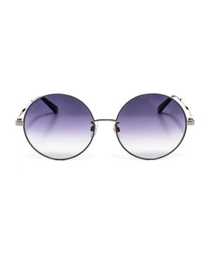 Gafas de sol redondas de metal SK0301-K para mujeres.

Forma y diseño:
- Estas gafas de sol cuentan con una silueta redonda con un diseño retro pero moderno.
- El puente de metal conecta ambas lentes, proporcionando un detalle sutil y elegante.

Material de la montura:
- La montura está hecha completamente de metal.
- Este material garantiza una estructura ligera pero resistente.

Patillas:
- Las patillas son delgadas y rectas, también hechas de metal.
- Incluyen detalles decorativos con incrustaciones de cristal.

Detalles de la marca:
- Grabado de la marca en la lente y en las patillas.

Gafas:
- Las lentes son de alta calidad.
- 100% protección UV.

Incluye estuche original, certificados y paño de limpieza.
Medidas: Altura de la lente: 59 mm. Puente: 18 mm. Patillas: 145 mm.
Composición: Metal
Cuidado:
Utiliza un paño de microfibra suave y limpio.
Evita usar productos de limpieza abrasivos.