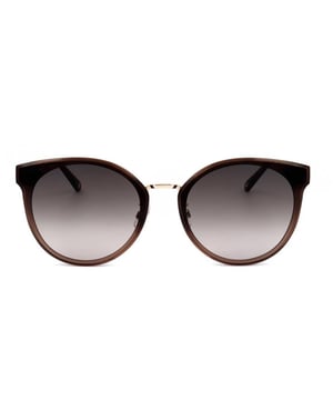 SK0296-K runde Acetatrahmen Sonnenbrille für Frauen.

Form und Design:
- Diese Sonnenbrille für Frauen besticht durch ein modernes Design mit einer runden Katzenausformung, die das Gesicht stilisiert und einen eleganten Akzent setzt.

Rahmenmaterial:
- Der vordere Rahmen dieser Brille besteht aus Acetat.
- Acetat bietet Stärke, Flexibilität und ein poliertes Finish.

Schläfen:
- Bügel aus Metall mit Acetatenden.
- Sie verfügen über ein elegantes dekoratives Detail in Form eines Schwans mit in einen der Bügel eingearbeiteten Kristallen.

Markendetails:
- Markengravur auf den Gläsern und Bügeln.

Brille:
- Die Gläser sind von hoher Qualität.
- 100% UV-Schutz.

Inklusive Originaletui, Zertifikaten und Reinigungstuch.
Maße: Glashöhe: 64 mm. Steg: 17 mm. Bügel: 140 mm.
Zusammensetzung: Acetat, Metall.
Pflege:
Verwenden Sie ein weiches, sauberes Mikrofasertuch.
Vermeiden Sie die Verwendung von abrasiven Reinigungsmitteln.