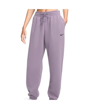 Verhoog je stijl met de paarse joggingbroek. Deze comfortabele Nike paarse broek biedt een strakke en veelzijdige look, perfect voor elke gelegenheid. Of je nu naar de sportschool gaat of boodschappen doet, deze shorts bieden zowel stijl als functionaliteit. Upgrade je garderobe vandaag nog!, elastische taille en beenuiteinden, merklogo op de linkerzak, streetwear, effen paarse joggingbroek