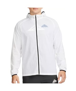 Trotseer de elementen in stijl met het Nike jack. Deze strakke jas is zo ontworpen dat hij prachtig staat bij bijna elke outfit. Maak een statement met een jas die er geweldig uitziet en je beschermt tegen de elementen., Nike witte jas, capuchon, 100% nylon, ritssluiting, normale pasvorm, maat valt normaal, witte jas