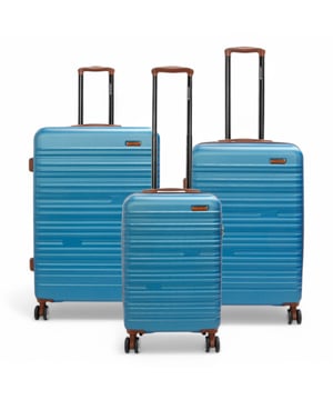 Upgrade uw reiservaring met deze uitbreidbare harde ABS-koffer, ontworpen voor duurzaamheid, veiligheid en moeiteloze mobiliteit. Of u nu op een weekendje weg gaat of een lange vakantie, deze bagageset biedt de perfecte mix van stijl en functionaliteit. Kenmerken: Premium ABS-materiaal - Sterke en slagvaste harde schaal zorgt voor langdurige duurzaamheid en houdt uw bezittingen veilig. Uitbreidbaar ontwerp - Medium en grote maten hebben uitbreidbare compartimenten voor extra inpakruimte wanneer nodig. Ingebouwde geïntegreerde combinatieslot - Houdt uw waardevolle spullen veilig en zorgt voor gemoedsrust tijdens het reizen. 8-wiel spinnersysteem - Dubbel 4-wielontwerp zorgt voor soepele 360° manoeuvreerbaarheid over alle oppervlakken. Ergonomische telescopische handgreep - Ontworpen voor comfortabele bediening en gemakkelijke navigatie door luchthavens en straten. Afmetingen en specificaties: Cabine: 55 x 36 x 20 cm | Gewicht: 2,50 kg | Inhoud: 35L Medium: 67 x 45 x 27 cm (uitbreidbaar tot 32 cm) | Gewicht: 3,5 kg | Inhoud: 86L Groot: 71 x 51,5 x 30 cm (uitbreidbaar tot 35 cm) | Gewicht: 4,5 kg | Inhoud: 124L LET OP: Deze koffers worden per stuk verkocht, niet als set. Selecteer daarom uw gewenste maat voordat u bestelt!