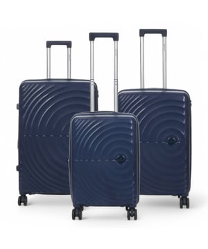 Mejora tu equipo de viaje con esta maleta rígida expandible de polipropileno, diseñada para brindar durabilidad, seguridad y máxima comodidad de empaque. Ya sea que viajes por negocios o por placer, este equipaje ligero pero resistente a los impactos garantiza viajes suaves y sin estrés. Características: Material de polipropileno de primera calidad: resistente, duradero y resistente a los impactos, mantiene tus pertenencias bien protegidas. Cerradura de combinación integrada: cerradura de seguridad incorporada para mantener tus objetos de valor seguros. Diseño expandible: todos los tamaños cuentan con una cremallera de expansión, que proporciona almacenamiento adicional cuando es necesario. Sistema giratorio de 8 ruedas: el diseño doble de 4 ruedas garantiza un movimiento de 360° sin esfuerzo para una fácil navegación. Mango telescópico ergonómico: mango ajustable para un manejo cómodo y suave. Tamaño y especificaciones: Cabina: 55 x 37 x 22 cm (se expande a 27 cm) | Peso: 3.0 kg | Capacidad: 45L Mediano: 66 x 43 x 27 cm (se expande a 32 cm) | Peso: 3.65 kg | Capacidad: 74L Grande: 76 x 47 x 30 cm (Se expande a 35 cm) | Peso: 4,55 kg | Capacidad: 102L NOTA: ¡Estas maletas se venden individualmente, no como conjunto, así que seleccione su tamaño preferido!