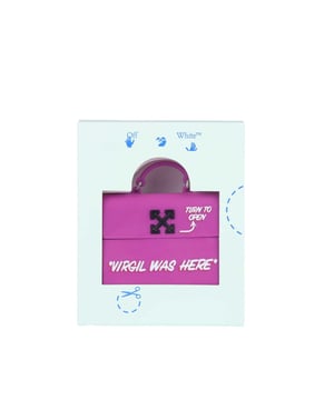 Off White Jitney Airpods Pro Cover.- Fold-over front flap.- Silicone.- Logo-appliquéd.- Printed message. Material: 100% Polycarbonate & Silicone. Ref: OWZG0820023001.
