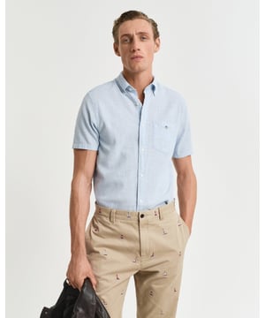 
 Crafted from a crisp linen-cotton blend, this lightweight and breathable shirt is perfect for warm summer days. Designed in a regular fit with short sleeves, it features a button-down collar, a curved hem, and a chest pocket accented with shield embroidery. A box pleat and signature locker loop at the back add the finishing touches. 

Regular fit
Button-down collar
Short sleeves
GANT graphic embroidered at chest pocket

 55% Linen, 45% Cotton 

3250083
 
