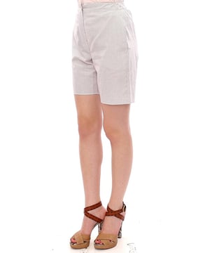 Merk: Andrea Incontri
  Conditie: Nieuw met tags
  Stijl: Geruite shorts
  Kleur: Wit
  Twee zakken aan de voorkant
  Knop gulp opening
  Rekbare taille
  Details van het logo
  Vervaardigd in Italie
  Materiaal: 100% Katoen