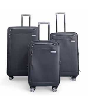 Reisen Sie bequem und sicher mit diesem stylischen Weichschalen-Gepäckset. Dieses Set wurde für Flexibilität, Sicherheit und einfache Handhabung entwickelt und ist ideal für Urlauber und Vielflieger gleichermaßen. Mit seiner robusten Bauweise und den praktischen Funktionen ist es Ihr perfekter Reisebegleiter für kurze und lange Reisen. Funktionen: • Weichschalenkonstruktion – Flexibles und dennoch robustes Außengewebe für leichte Handhabung und einfachere Lagerung. • Integriertes Zahlenschloss – Das eingebaute Schloss schützt Ihre Sachen und erfüllt gleichzeitig die Sicherheitsstandards von Flughäfen. • 8-Rad-Spinnersystem – Doppelräder bieten eine sanfte 360°-Drehung für stabile und mühelose Manövrierfähigkeit. • Geräumig und organisiert – Das durchdachte Innenleben bietet viel Platz für Ihre wichtigsten Dinge und ist leicht zugänglich. • Leicht zu reinigen – Wischen Sie die Oberfläche einfach mit einem feuchten Tuch ab, damit Ihr Gepäck wie neu aussieht. Größe und Spezifikationen: • Handgepäck: 59 x 37 x 23 cm | Gewicht: 2,8 kg | Fassungsvermögen: 41 l Fassungsvermögen: 66 l • Groß: 82,5 x 49 x 28,5 cm | Gewicht: 4,0 kg | Fassungsvermögen: 98 l Egal, ob Sie einen Wochenendtrip oder einen längeren Urlaub planen, dieses Weichschalen-Gepäckset bietet die perfekte Mischung aus Stil, Platz und Reisekomfort.