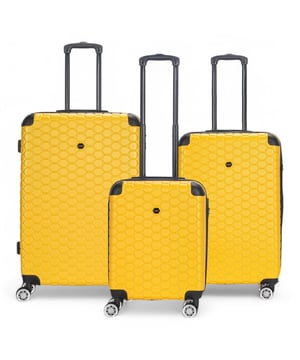 Deze uitbreidbare hardshell-kofferset is ontworpen voor de moderne reiziger en biedt een perfecte balans tussen duurzaamheid, veiligheid en extra ruimte. Of u nu voor zaken of plezier vliegt, deze stijlvolle koffers zijn gebouwd om soepel en gemakkelijk te verplaatsen en tegelijkertijd uw bezittingen veilig te houden. Kenmerken: • Duurzaam hardshell-ontwerp - Stevige, slagvaste buitenkant om uw bagage te beschermen tegen stoten en stoten tijdens uw reis. • Uitbreidbare opbergruimte - Voeg tot 20% meer ruimte toe met de uitbreidbare rits, perfect voor het inpakken van extra items of souvenirs. • Geïntegreerd combinatieslot - Ingebouwd TSA-conform slot zorgt ervoor dat uw bagage veilig en gemakkelijk toegankelijk blijft voor de luchthavenbeveiliging. • 8-wiel spinnersysteem - Dubbel 4-wielontwerp zorgt voor soepele, 360° rotatie, waardoor het manoeuvreren van uw bagage een fluitje van een cent wordt. Afmetingen en specificaties: • Cabine: 55 x 40 x 20 cm | Gewicht: 2,9 kg | Inhoud: 37L • Medium: 73 x 47 x 25 cm | Gewicht: 3,7 kg | Inhoud: 72 l • Groot: 78 x 52 x 28 cm | Gewicht: 4,3 kg | Inhoud: 96 l • Extra groot: 87 x 57 x 34 cm | Gewicht: 5,2 kg | Inhoud: 135 l Dankzij de robuuste buitenkant en de ruime opbergruimte zorgt deze bagageset ervoor dat u slim, georganiseerd en stijlvol reist.