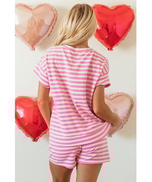 Camiseta de cuello redondo versátil para uso diario  
Pantalones cortos con cordón y ajuste cómodo  
Tela transpirable para una comodidad durante todo el día  
Conjunto elegante para un look coordinado  
Elasticidad media-alta para un ajuste flexible  
Material: 97% Poliéster 3% Elastano