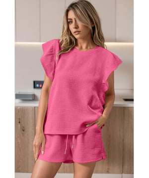 Nuestros estilos están diseñados con un look ajustado y a la moda, siguiendo un estándar de tallas internacional. Para el mejor ajuste, sugerimos elegir una talla más de la habitual. ¡Asegúrate de revisar nuestra tabla de tallas para encontrar tu combinación perfecta!  
Diseño texturizado y a la moda  
Mangas con volantes juguetonas  
Pantalones cortos con cordón para un ajuste perfecto  
Elaborado con materiales de alta calidad  
Suave y transpirable para una comodidad durante todo el día  
Ideal para salidas casuales o para relajarse en casa