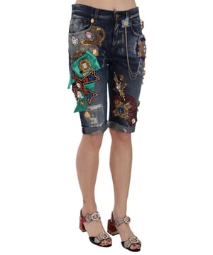 Prachtige gloednieuwe denimshorts  
  Middelhoge taille  
  Kniehoogte  
  Ritssluiting en knoopsluiting  
  Met de hand genaaide kristallen broches en details  
  Logo-details  
  Exclusief en hoogwaardige ambacht  
  Gemaakt in Italië  
Materiaal: 100% Katoen