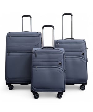 Wir präsentieren unser 3-teiliges leichtes Reisekofferset, bei dem Stil auf Funktionalität in einem Premiumpaket trifft. Diese Koffer wurden für hervorragende Leistungen in der Welt des Reisens entwickelt und gehören zu den leichtesten ihrer Klasse, während sie gleichzeitig eine bemerkenswerte Funktionalität bieten. Diese Taschen werden aus ultrastarkem Jacquard-Nylon 900D hergestellt und verfügen über robuste Beschläge und fachmännische Verarbeitung. Sie vereinen Haltbarkeit mit Eleganz. Designmerkmale: • Premium-Jacquard-Nylon 900D für attraktive Stärke. • Selbstarretierendes Teleskopgestänge und Rundum-Reißverschluss für mehr Komfort. • Leichtgängige 360°-Doppel-4-Rollen-Trolleys für mühelose Mobilität. • Erweiterbar (ausgenommen Handgepäckgröße) für vielseitiges Packen. Im Inneren erwartet Sie ein komplett gefütterter Innenraum mit hochwertigem Polyester, verstellbaren Spanngurten und einer Rundum-Reißverschlusstasche zur übersichtlichen Aufbewahrung. Mit einem einziehbaren Adressanhänger für jede Größe können Sie Ihren Koffer mühelos identifizieren. Diese Koffer werden in klassischem Grau angeboten und sind in 3 Größen erhältlich – Kabine, Mittel und Groß – und erfüllen alle Reiseanforderungen, vom Kurztrip bis zum längeren Urlaub. Kabine: 55 x 37 x 20 cm | Gewicht: 2,7 kg | Fassungsvermögen: 35 l Mittel: 67 x 44 x 25 cm | Gewicht: 3,1 kg | Fassungsvermögen: 65 l Groß: 77 x 48 x 31 cm | Gewicht: 3,8 kg | Fassungsvermögen: 95 l. Sichern Sie sich mehr Wert mit einem ermäßigten Preis beim Kauf des kompletten Sets aller drei Größen.