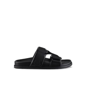 Mon Summer-slipper van zwart Moncler-leer.Gekruiste bandjes van polyester met logo.Klittenbandsluitingen.Logopatch aan de buitenkant.Platte zool.Made in Italy.
