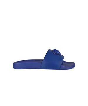 Chanclas Versace La Medusa en piel azul real.Medusa en relieve.Puntera redonda abierta.Suela de goma.Made in Italy.