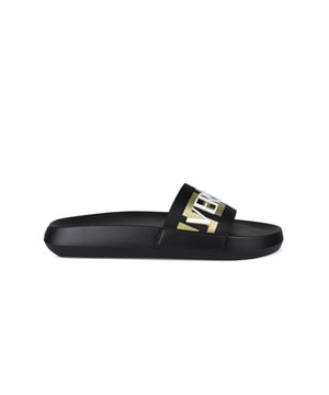 Zwarte rubberen slippers van Versace.Handtekening La Greca-print in goud op de voorkant.Wit logo op de print.Platte rubberen zool met logo aan de achterkant.Gemaakt in Italië.