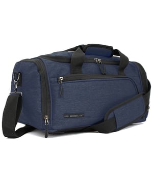 Bolsa de viaje Holdall Carry On 40x 20 x 25 cm debajo del asiento para Ryanair, Easy Jet COMPATIBLE CON RYANAIR: diseñada específicamente para cumplir con los requisitos de equipaje de mano gratuito de Ryanair, lo que le ayuda a evitar cargos por equipaje adicional. También aprobada para cabina por otras aerolíneas importantes como British Airways, Emirates, Lufthansa, Virgin Atlantic, KLM y más. APROBADO PARA CABINA PARA LA MAYORÍA DE LAS AEROLÍNEAS: aprobado para uso en cabina con las principales aerolíneas, incluidas British Airways, Ryanair, EasyJet, Emirates, Jet2, KLM, Virgin Atlantic y otras. FIJACIÓN SEGURA: la correa trasera se ajusta de forma segura sobre cualquier asa telescópica de maleta. Simplemente suelte la tira de velcro y deslice la correa sobre el asa para un ajuste perfecto. ULTRALIGERA: hecha de material de poliéster ligero, esta bolsa pesa solo 350 g, lo que le permite maximizar su capacidad de empaque. CORREA DE HOMBRO AJUSTABLE: La correa ajustable para el hombro se puede extender hasta 105 cm (41 pulgadas) para un ajuste personalizado. DIMENSIONES: Alto: 20 cm | Ancho: 40 cm | Fondo: 25 cm. Capacidad: 20 litros.