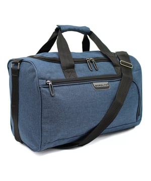 Holdall Carry On 40x 20 x25cm Onder-stoel Reis Cabine Tas voor Ryanair, Easy Jet RYANAIR-VRIENDELIJK - Speciaal ontworpen om te voldoen aan de gratis handbagage eisen van Ryanair, zodat u extra bagagekosten kunt vermijden. Ook goedgekeurd in de cabine voor andere grote luchtvaartmaatschappijen zoals British Airways, Emirates, Lufthansa, Virgin Atlantic, KLM en meer. GOEDGEKEURD IN DE CABINE VOOR DE MEESTE LUCHTVAARTMAATSCHAPPIJEN - Goedgekeurd voor gebruik in de cabine bij grote luchtvaartmaatschappijen zoals British Airways, Ryanair, EasyJet, Emirates, Jet2, KLM, Virgin Atlantic en andere. VEILIGE BEVESTIGING - De rugband past stevig over elke telescopische koffergreep. Maak eenvoudig de klittenbandsluiting los en schuif de band over de handgreep voor een goede pasvorm. ULTRA-LICHTGEWICHT - Gemaakt van lichtgewicht polyester materiaal, weegt deze tas slechts 350 g, waardoor u uw inpakcapaciteit kunt maximaliseren. VERSTELBARE SCHOUDERBAND - De verstelbare schouderband kan tot 105 cm (41 inch) worden verlengd voor een persoonlijke pasvorm. AFMETINGEN: Hoogte: 20 cm | Breedte: 40 cm | Diepte: 25 cm | Inhoud: 20 liter