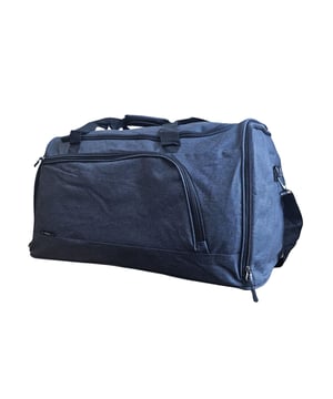 Bolsa de viaje extra grande tipo duffel para fin de semana, bolsa de mano para cabina, bolsa de viaje para deportes y gimnasio Bolsa de viaje grande tipo duffel, bolsa de fin de semana, bolsa de mano para cabina, bolsas de deporte y gimnasio Esta bolsa de viaje es la solución ideal para sortear las restricciones de vuelo. Fabricada con poliéster 600D duradero y con amplio espacio para tus pertenencias, esta bolsa está diseñada para soportar los rigores de los viajes de vacaciones. CONQUISTA LAS RESTRICCIONES DE EMBALAJE DEL AEROPUERTO: diseñada cuidadosamente para cumplir con los requisitos de la mayoría de las aerolíneas principales, lo que garantiza un viaje sin complicaciones. CORREA AJUSTABLE Y DESMONTABLE: perfecta para transportar cargas más pesadas o para la comodidad de tener las manos libres. La cremallera doble de la solapa superior ofrece un acceso rápido y sencillo. La correa se ajusta de 57 a 94 cm. 2 BOLSILLOS EXTERIORES: guarda cómodamente artículos esenciales como pasaportes, carteras, teléfonos o dinero en efectivo en estos bolsillos de fácil acceso. LIGERA Y DURADERA: hecha de poliéster 600D, esta bolsa es ligera y resistente, lo que proporciona mayor seguridad a tus pertenencias. BOLSA DE DEPORTE/GIMNASIO PERFECTA: Versátil para viajar, ideal también como bolsa de gimnasio o deportiva. Con su robusta construcción, amplio interior y bolsillos adicionales, esta bolsa está lista para cualquier aventura. DIMENSIONES Extra Grande: Alto: 37,5 cm | Ancho: 60 cm | Fondo: 30 cm | Capacidad: 61 litros