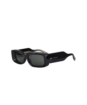 Gafas de sol Gucci negras.Montura rectangular opaca de acetato en relieve.Logotipo dorado en la parte visible de las patillas.Lentes tintadas en gris pizarra.Logotipo grabado en la lente.Made in Italy.