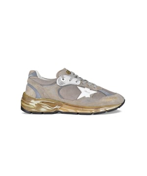 Golden Goose Running-Dad Sneakers in beige.Einsätze aus Canvas, Wildleder und Leder.Weißer Signaturstern aus Leder an der Seite.Goldenes Logo auf der Zunge.Verschluss mit grauen Schnürsenkeln.Dicke goldene Sohle.Runde Spitze.Made in Italy.