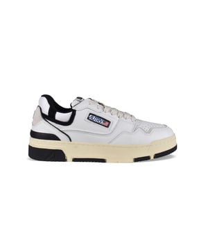 Zapatillas bajas CLC Autry de piel blanca y negra.Inserciones de ante negra en la parte superior.Parche del logotipo en el exterior. Contrafuerte con logotipo en relieve.Lengüeta con parche del logotipo.Suela distintiva con diferentes partes en caucho efecto amarillo y negra.Logotipo de la marca en la suela.  Cierre con cordones. Puntera redonda perforada.
