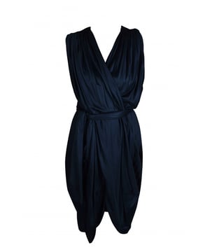 Prada blaues Kleid.Drapierte und gekreuzte Seide.Gürtel in der Taille.100% Seide.Made in Italy.