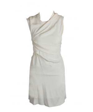 Vestido blanco de Prada.Patrones de corazones rojos.Cierre con cremallera en el lateral.98% viscosa y 2% otras fibras.Made in italy.