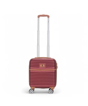 Este elegante y compacto equipaje de cabina rígido debajo del asiento proporciona la solución ideal para viajes cortos, ofreciendo almacenamiento seguro, maniobrabilidad suave y excelente durabilidad. Equipada con un candado TSA integrado y un sistema giratorio de 8 ruedas, esta maleta está diseñada para satisfacer las demandas de los viajes modernos al tiempo que garantiza un fácil manejo. Características: • Diseño de carcasa rígida duradero: el exterior resistente y rígido garantiza que sus pertenencias se mantengan protegidas contra daños, incluso durante un manejo brusco. • Candado TSA integrado: un candado de combinación incorporado mantiene sus artículos seguros, al tiempo que cumple con los estándares internacionales de seguridad en viajes. • Sistema giratorio de 8 ruedas: la maleta cuenta con ruedas dobles suaves para una rotación perfecta de 360 ​​grados, lo que facilita la navegación a través de aeropuertos o estaciones abarrotados. • Capacidad compacta: con una capacidad de 26 L, esta maleta ofrece suficiente espacio para sus elementos esenciales y es perfecta para vacaciones cortas o viajes de negocios. Tamaño y especificaciones: • Dimensiones: 45 x 35 x 20 cm | Peso: 2,2 kg | Capacidad: 26L (apta para EasyJet) Ligera, segura y fácil de maniobrar, esta maleta es perfecta para viajeros que desean una opción de equipaje compacta y confiable.