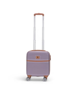 Este elegante y compacto equipaje de cabina rígido debajo del asiento proporciona la solución ideal para viajes cortos, ofreciendo almacenamiento seguro, maniobrabilidad suave y excelente durabilidad. Equipada con un candado TSA integrado y un sistema giratorio de 8 ruedas, esta maleta está diseñada para satisfacer las demandas de los viajes modernos al tiempo que garantiza un fácil manejo. Características: • Diseño de carcasa rígida duradero: el exterior resistente y rígido garantiza que sus pertenencias se mantengan protegidas contra daños, incluso durante un manejo brusco. • Candado TSA integrado: un candado de combinación incorporado mantiene sus artículos seguros, al tiempo que cumple con los estándares internacionales de seguridad en viajes. • Sistema giratorio de 8 ruedas: la maleta cuenta con ruedas dobles suaves para una rotación perfecta de 360 ​​grados, lo que facilita la navegación a través de aeropuertos o estaciones abarrotados. • Capacidad compacta: con una capacidad de 26 L, esta maleta ofrece suficiente espacio para sus elementos esenciales y es perfecta para vacaciones cortas o viajes de negocios. Tamaño y especificaciones: • Dimensiones: 45 x 35 x 20 cm | Peso: 2,2 kg | Capacidad: 26L (apta para EasyJet) Ligera, segura y fácil de maniobrar, esta maleta es perfecta para viajeros que desean una opción de equipaje compacta y confiable.