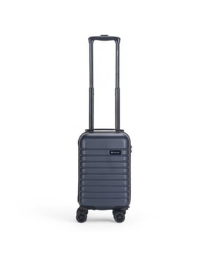 Dieses kompakte und dennoch robuste Hartschalen-Handgepäckstück für unter den Sitz ist perfekt für alle, die Wert auf Sicherheit, reibungslose Mobilität und ein effizientes Reiseerlebnis legen. Mit seinem integrierten TSA-Schloss und dem leichtgängigen 8-Rad-Spinner-System bietet dieser Koffer alles, was Sie für eine stressfreie Reise brauchen, geeignet für Ryanair. Eigenschaften: • Robuste Hartschalenkonstruktion – Die widerstandsfähige Außenseite gewährleistet, dass Ihre Sachen vor Stößen geschützt sind und Ihre wichtigsten Dinge während der gesamten Reise sicher sind. • TSA-Zahlenschloss – Bietet zusätzliche Sicherheit mit einem TSA-geprüften Schloss und gewährleistet, dass Ihr Gepäck sicher ist und gleichzeitig die Reisebestimmungen eingehalten werden. • 8-Rad-Spinner-System – Sanfte 360°-Drehung und verbesserte Stabilität für ein müheloses Navigieren durch Flughäfen und Bahnhöfe. Größe und Spezifikationen: • Abmessungen: 45 x 25 x 20 cm | Gewicht: 2,2 kg | Fassungsvermögen: 19 l (geeignet für Ryanair) Kompakt, leicht und sicher – dieser Koffer ist für Kurzreisen und Reisende konzipiert, die eine zuverlässige und einfach zu handhabende Lösung benötigen.