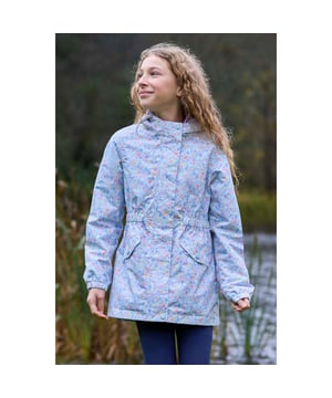 100% Polyester. Ontwerp: Logo, Aquarel. Stoftechnologie: Ademend, Waterdicht. Manchet: Verstelbaar. Mouwtype: Extra lang. Fleece gevoerd, getapete naden. Halslijn: Kapitein. Kenmerken van de kap: Afneembare kap. Zakken: 2 voorzakken, klepsluiting, drukknoopsluiting. Sluiting: Volledige rits, Stormflap, Stud. Waistline: Elastiek. 3-4 jaar: 22,5 in. 5-6 jaar: 24 in. 7-8 jaar: 26 in. 9-10 jaar: 28,5 in. 11-12 jaar: 31 in.