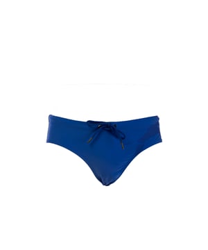 Ontdek de charme van essentie met de strandslip van Trussardi, ontworpen voor wie kiest voor een strakke, resolute en altijd elegante stijl. Ergonomische lijnen, hoogwaardige materialen en een onberispelijke pasvorm komen samen in een kledingstuk dat de vorm verbetert en bewegingsvrijheid garandeert. Een tijdloze klassieker, opnieuw ontworpen met de kenmerkende touch van het merk.