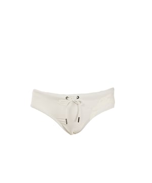 Ontdek de charme van essentie met de strandslip van Trussardi, ontworpen voor wie kiest voor een strakke, resolute en altijd elegante stijl. Ergonomische lijnen, hoogwaardige materialen en een onberispelijke pasvorm komen samen in een kledingstuk dat de vorm verbetert en bewegingsvrijheid garandeert. Een tijdloze klassieker, opnieuw ontworpen met de kenmerkende touch van het merk.