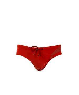 Ontdek de charme van essentie met de strandslip van Trussardi, ontworpen voor wie kiest voor een strakke, resolute en altijd elegante stijl. Ergonomische lijnen, hoogwaardige materialen en een onberispelijke pasvorm komen samen in een kledingstuk dat de vorm verbetert en bewegingsvrijheid garandeert. Een tijdloze klassieker, opnieuw ontworpen met de kenmerkende touch van het merk.