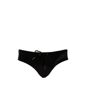 Ontdek de charme van essentie met de strandslip van Trussardi, ontworpen voor wie kiest voor een strakke, resolute en altijd elegante stijl. Ergonomische lijnen, hoogwaardige materialen en een onberispelijke pasvorm komen samen in een kledingstuk dat de vorm verbetert en bewegingsvrijheid garandeert. Een tijdloze klassieker, opnieuw ontworpen met de kenmerkende touch van het merk.
