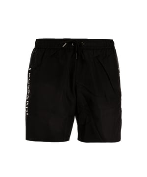 Verhoog je stijl op het strand met de strandboxershort van Trussardi, waarin comfort en design perfect in balans zijn. Ze zijn gemaakt van lichtgewicht, sneldrogende stoffen en onderscheiden zich door hun moderne snit en verfijnde details. De verfijnde patronen en veelzijdige pasvorm maken ze ideaal voor elk moment van de dag, van ontspannen onder de parasol tot genieten van een aperitief met uitzicht op zee.