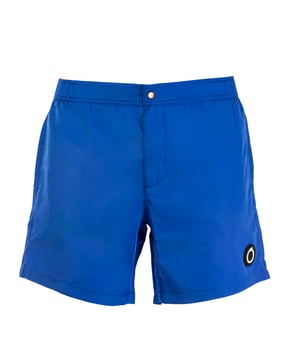 Mit den Beach Boxershorts von Trussardi, bei denen Komfort und Design in perfekter Balance zueinander stehen, wird Ihr Stil am Strand aufgewertet. Sie sind aus leichten, schnell trocknenden Stoffen gefertigt und zeichnen sich durch einen modernen Schnitt und raffinierte Details aus. Die raffinierten Muster und die vielseitige Passform machen sie ideal für jeden Moment des Tages, vom Entspannen unter dem Sonnenschirm bis zum Aperitif mit Blick aufs Meer.
