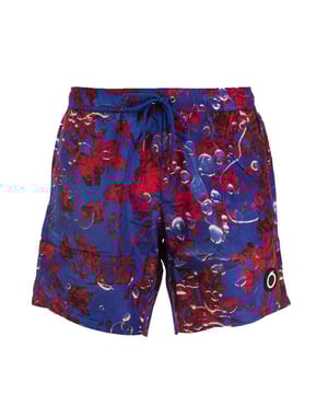Verhoog je stijl op het strand met de strandboxershort van Trussardi, waarin comfort en design perfect in balans zijn. Ze zijn gemaakt van lichtgewicht, sneldrogende stoffen en onderscheiden zich door hun moderne snit en verfijnde details. De verfijnde patronen en veelzijdige pasvorm maken ze ideaal voor elk moment van de dag, van ontspannen onder de parasol tot genieten van een aperitief met uitzicht op zee.